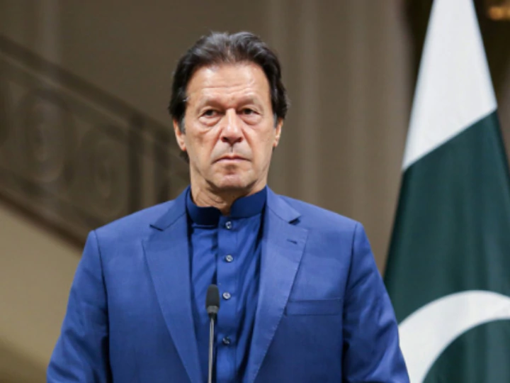 pak-pm-imran-khan,-der-auf-covid-19-getestet-werden-soll,-kann-in-die-selbstquarantaene-gehen