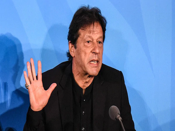 der-pakistanische-premierminister-imran-khan-geht-nach-den-tests-in-selbstisolation