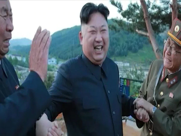 'laecheln-&-amp;-amp;-lacht-',-nordkorea-veroeffentlicht-video-von-kim-jong-un