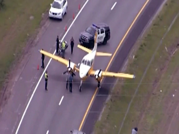 flugzeug-macht-eine-notlandung-auf-der-autobahn-in-der-naehe-von-missouri