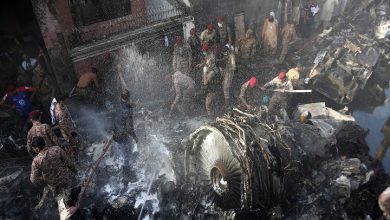 flugzeugabsturz-in-pakistan:-mindestens-45-tote-als-flug-mit-107-abstuerzen-an-bord-in-der-naehe-des-wohngebiets-in-karatschi