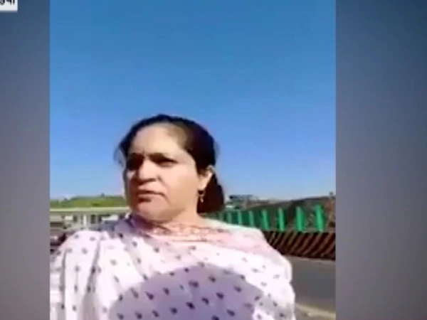 pakistan:-army-officer’s-wife-misbehaves-with-police,-video-goes-viral-|-abp-special