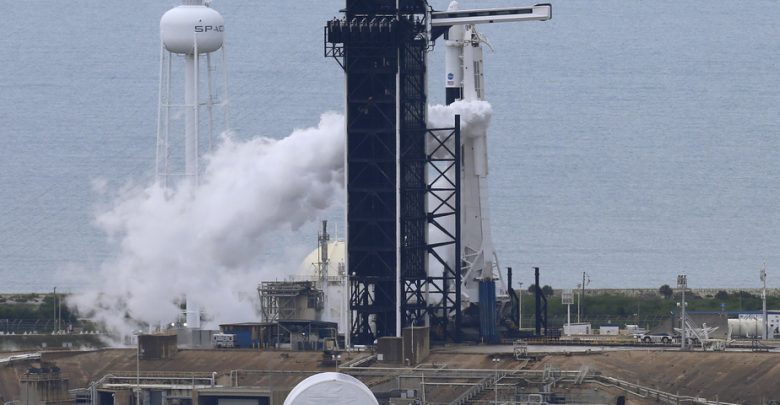 le-lancement-du-vol-habite-de-spacex-reporte-a-samedi