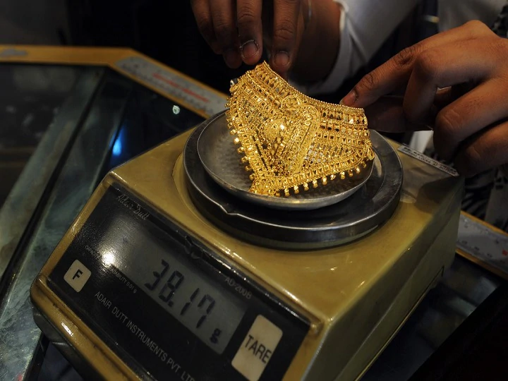 gold-prices-on-the-downside,-touches-rs-46,416-per-10-gram,-silver-plunges-to-₹48,310-per-kg