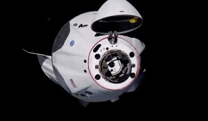 spacex-kapsel-mit-zwei-astronauten-an-bord,-die-an-der-iss-angedockt-sind