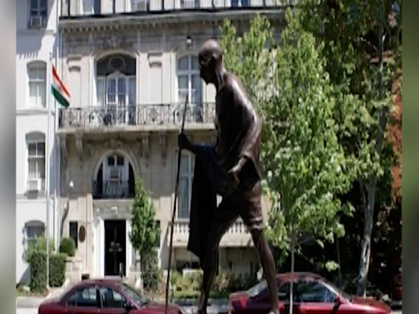 mahatma-gandhi-statue-in-washington-vandalised