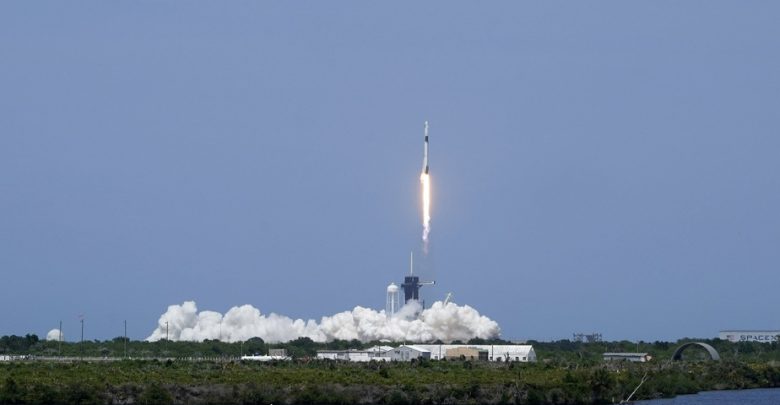 spacex-startete-zwei-astronauten-in-den-weltraum,-eine-historische-premiere