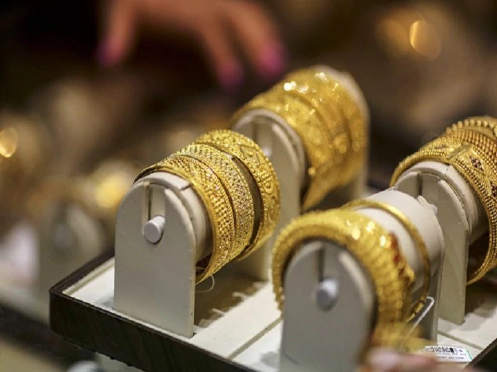 gold-prices-retreats-to-₹46,369-per-10-gram,-silver-declines-to-₹48,402-per-kilogram