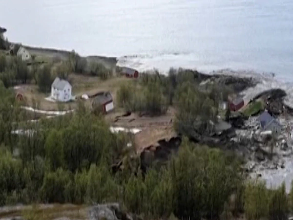 scary-landslide-in-norway-washes-away-eight-houses-at-once